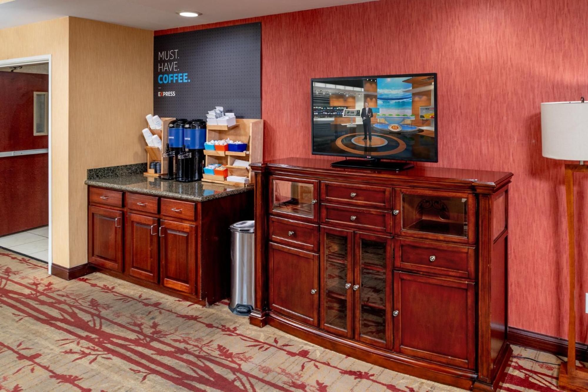 Holiday Inn Express And Suites Hazard By Ihg Bagian luar foto