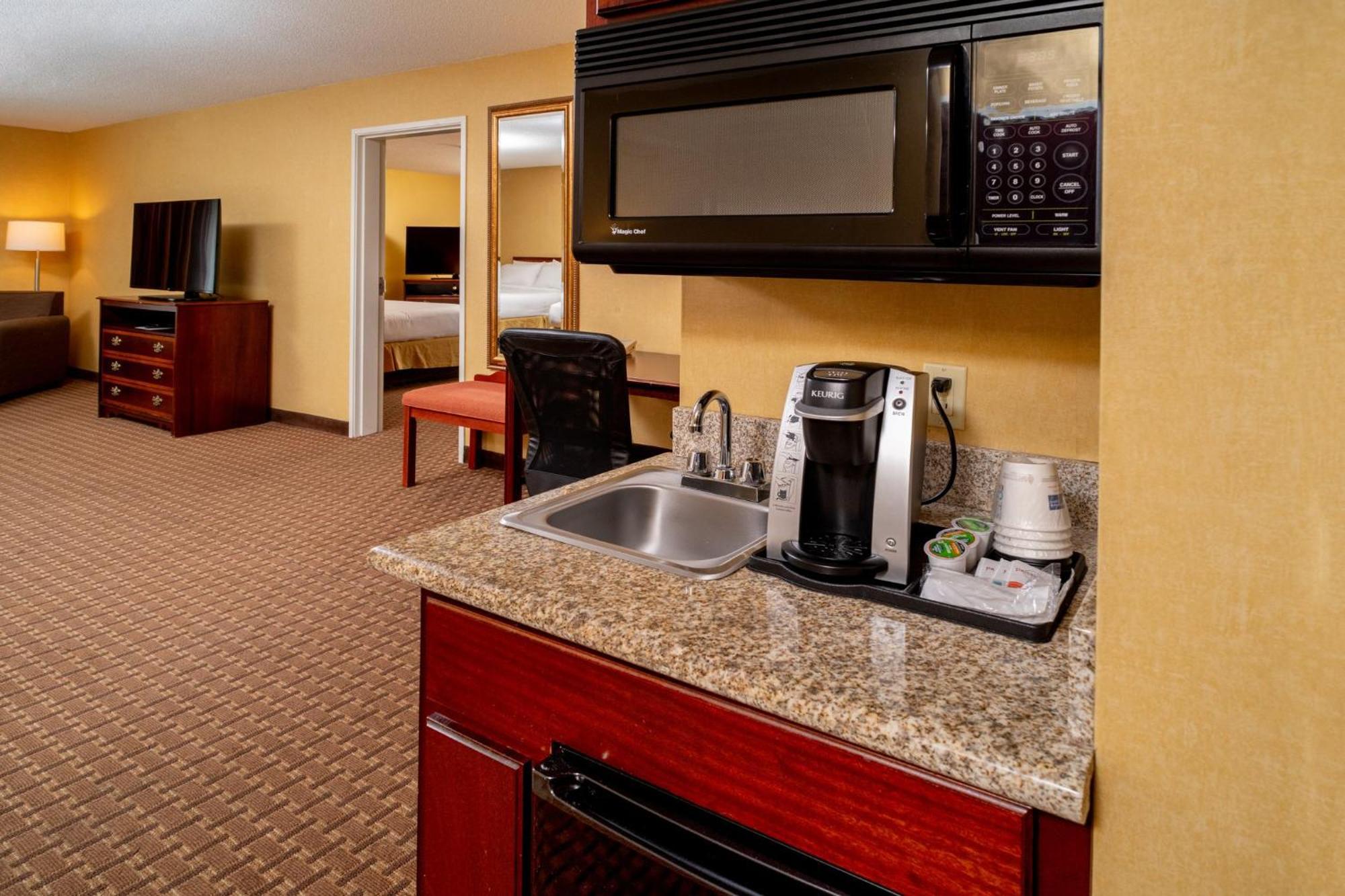 Holiday Inn Express And Suites Hazard By Ihg Bagian luar foto